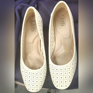 Cliffs By White Mountain Women's Off White  Leather 1.75" Low Block Heels